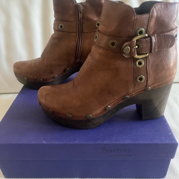 Stuart Weitzman Brown Clog Booties - Picture 2 of 7